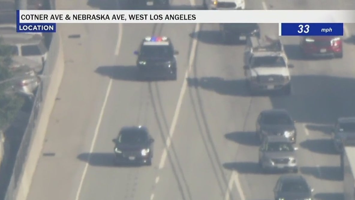 Police chase on the 405 Freeway at rush hour